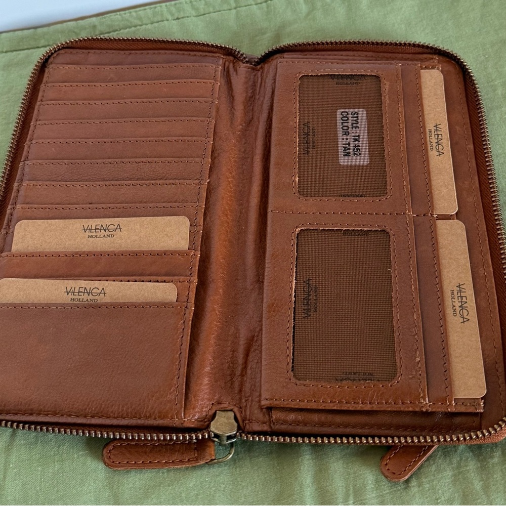 Elegant Tan Leather Wallet with Embossed Design - Picture 3 of 8